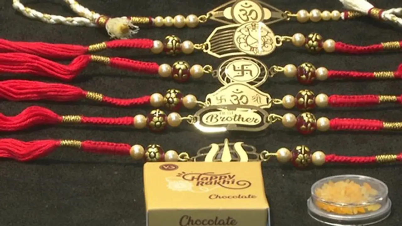 Raksha Bandhan: मार्केट में आईं ऐसी लग्जरियस राखियां कि भाइयों को इनकी सुरक्षा के लिए भी रहना होगा alert Raksha Bandhan: मार्केट में आईं ऐसी लग्जरियस राखियां कि भाइयों को इनकी सुरक्षा के लिए भी रहना होगा alert
