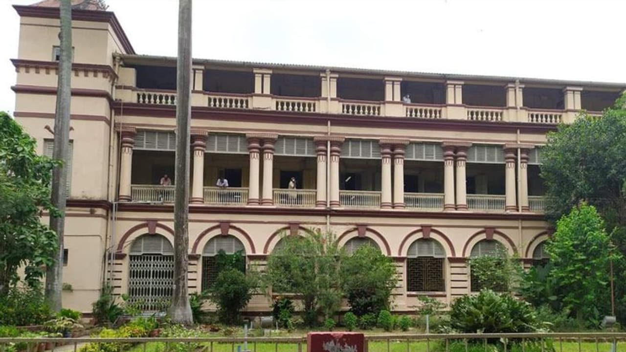 আর্থিক সংকটে যাদবপুর, পঠনপাঠনের মান ধরে রাখতে প্রাক্তনীদের এগিয়ে আসার আর্জি আর্থিক সংকটে যাদবপুর, পঠনপাঠনের মান ধরে রাখতে প্রাক্তনীদের এগিয়ে আসার আর্জি