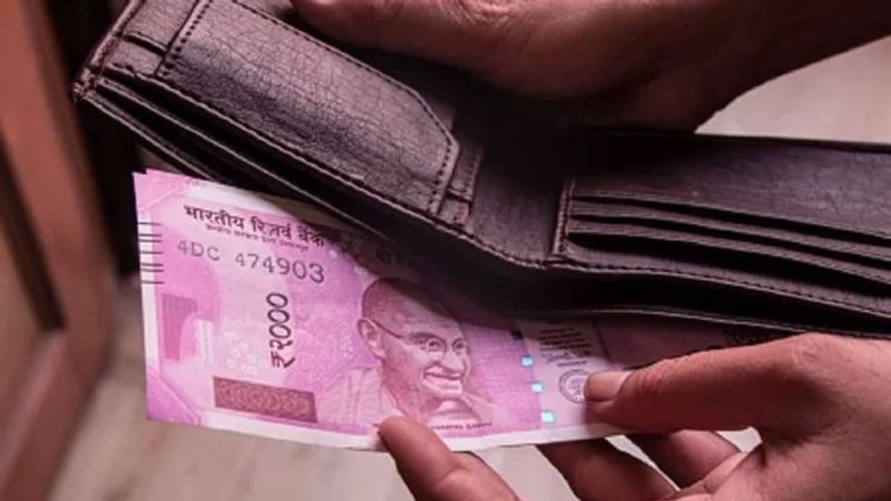 టిప్పు ఇవ్వలేదని.. కస్టమర్లను చితకబాదిన వెయిటర్.. హైదరాబాద్ లో ఘటన..