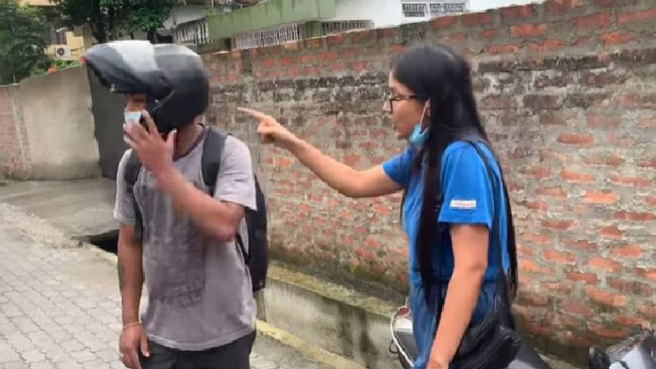 റോഡില് വച്ച് കയറിപ്പിടിച്ച യുവാവിനെ കൈകാര്യം ചെയ്ത് യുവതി; വീഡിയോ റോഡില് വച്ച് കയറിപ്പിടിച്ച യുവാവിനെ കൈകാര്യം ചെയ്ത് യുവതി; വീഡിയോ