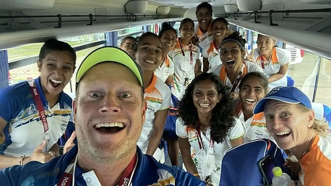 দলের সঙ্গে ঐতিহাসিক মুহূর্ত উপভোগ রানিদের ডাচ কোচের, পদক জয়েও আত্মবিশ্বাসী মারিজনে দলের সঙ্গে ঐতিহাসিক মুহূর্ত উপভোগ রানিদের ডাচ কোচের, পদক জয়েও আত্মবিশ্বাসী মারিজনে