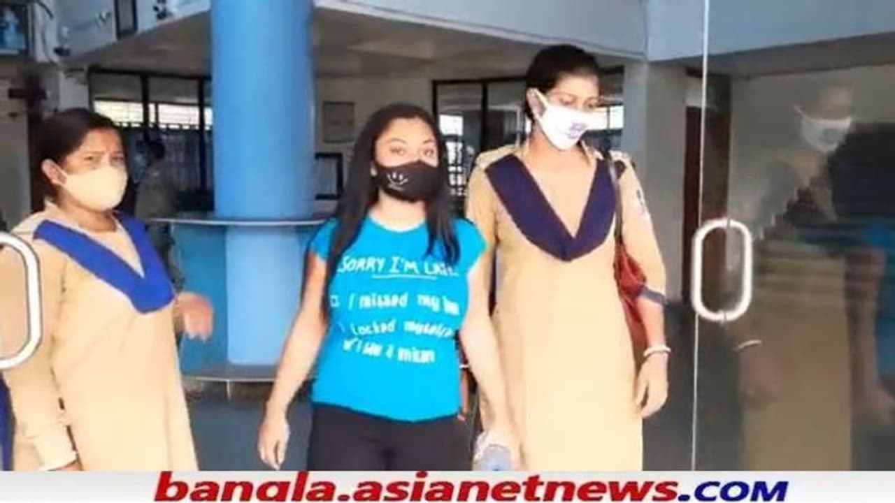 Newton Porn Case: নিউটাউন পর্ণগ্রাফি কাণ্ডে কোর্টে যাওয়ার সময় মুখ খুললেন নন্দিতা মৈনাক Newton Porn Case: নিউটাউন পর্ণগ্রাফি কাণ্ডে কোর্টে যাওয়ার সময় মুখ খুললেন নন্দিতা মৈনাক