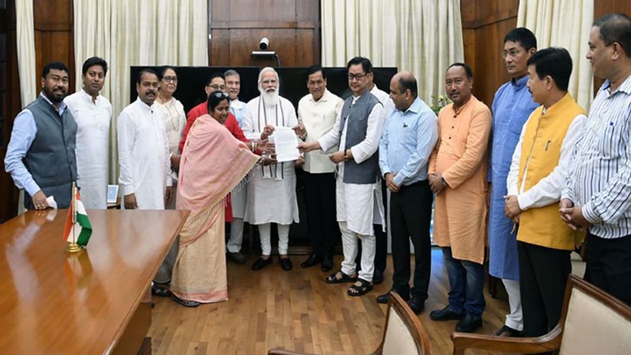 पूर्वाेत्तर के सांसद मिले पीएम मोदी से, बोले कांग्रेस केवल भावनाओं से खेली, आपने विकास को रफ्तार दी