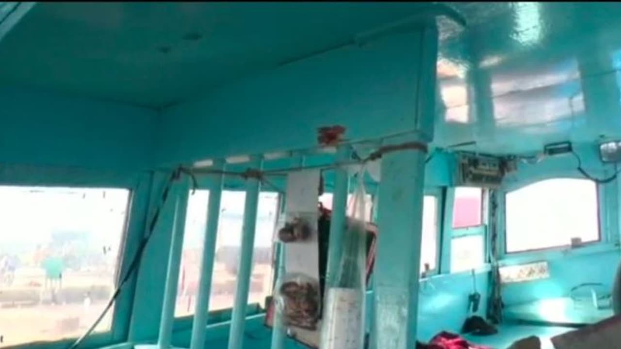 நடுக்கடல்… நள்ளிரவு… தமிழக மீனவர்களுக்கு நடந்த கொடுமை..! நடுக்கடல்… நள்ளிரவு… தமிழக மீனவர்களுக்கு நடந்த கொடுமை..!