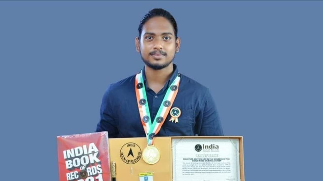 രണ്ടര സെന്റീമീറ്റർ ചതുരങ്ങൾക്കുള്ളിൽ ഏഴ് അത്ഭുതങ്ങൾ വരച്ചു; റെക്കോർഡുകൾ സ്വന്തമാക്കി സുഖിൽ രണ്ടര സെന്റീമീറ്റർ ചതുരങ്ങൾക്കുള്ളിൽ ഏഴ് അത്ഭുതങ്ങൾ വരച്ചു; റെക്കോർഡുകൾ സ്വന്തമാക്കി സുഖിൽ