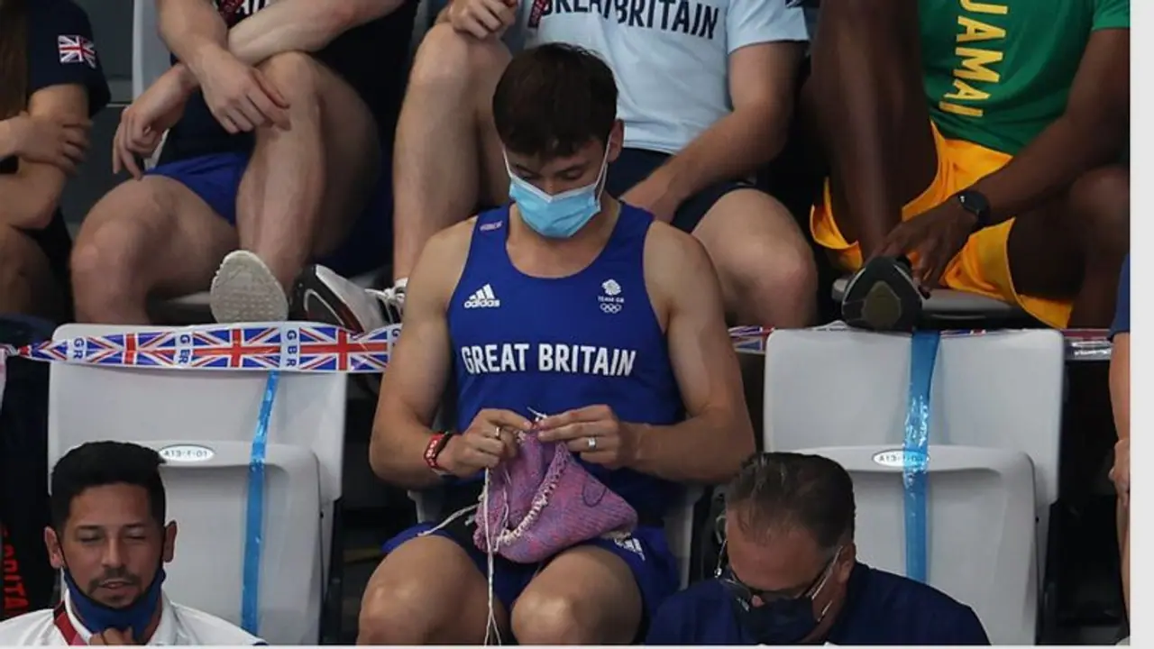 UK Olympic gold medalist Tom Daley spotted knitting while watching springboard final; netizens react UK Olympic gold medalist Tom Daley spotted knitting while watching springboard final; netizens react