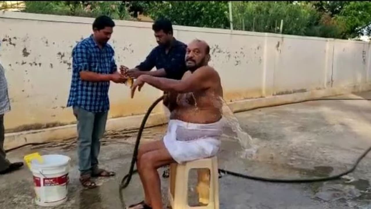 స్నానం కూడా మున్సిపల్ ఆఫీస్ లోనే... జేసి ప్రభాకర్ రెడ్డి వినూత్న నిరసన స్నానం కూడా మున్సిపల్ ఆఫీస్ లోనే... జేసి ప్రభాకర్ రెడ్డి వినూత్న నిరసన