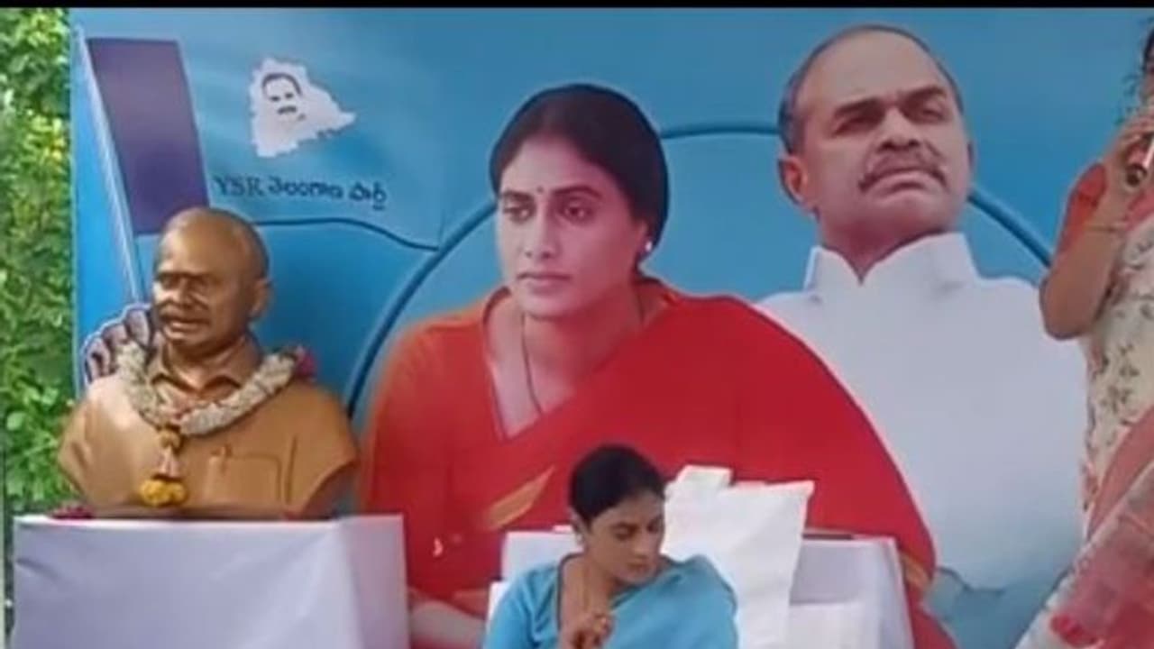 పంజాగుట్టలోని వైఎస్ విగ్రహాం వద్ద షర్మిల నివాళులు.. కాసేపట్లో ప్రెస్ మీట్ పంజాగుట్టలోని వైఎస్ విగ్రహాం వద్ద షర్మిల నివాళులు.. కాసేపట్లో ప్రెస్ మీట్