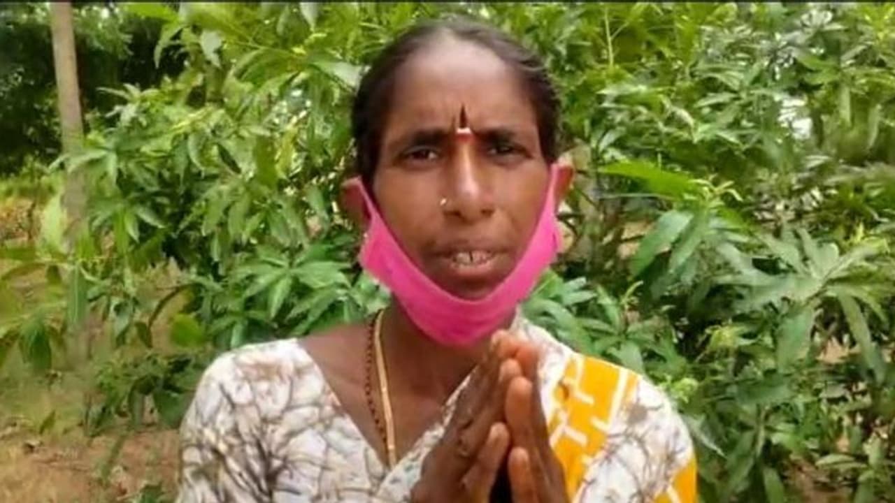 మంగళసూత్రం తీసివ్వమంటూ.... మహిళా రైతులతో ప్రభుత్వాధికారి అసభ్య ప్రవర్తన (వీడియో) మంగళసూత్రం తీసివ్వమంటూ.... మహిళా రైతులతో ప్రభుత్వాధికారి అసభ్య ప్రవర్తన (వీడియో)