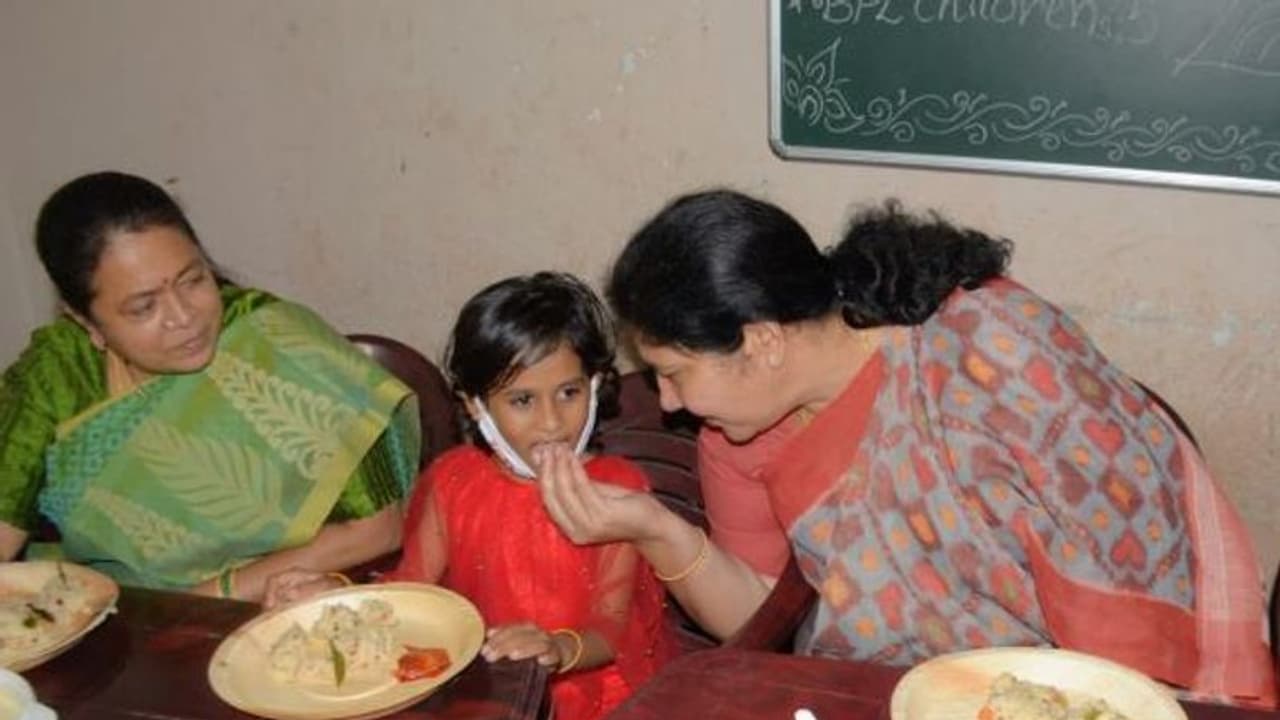 అనాధ పిల్లలకు అమ్మలామారి... స్వయంగా గోరుముద్దలు తినిపించిన మంత్రి సత్యవతి రాథోడ్ (వీడియో)