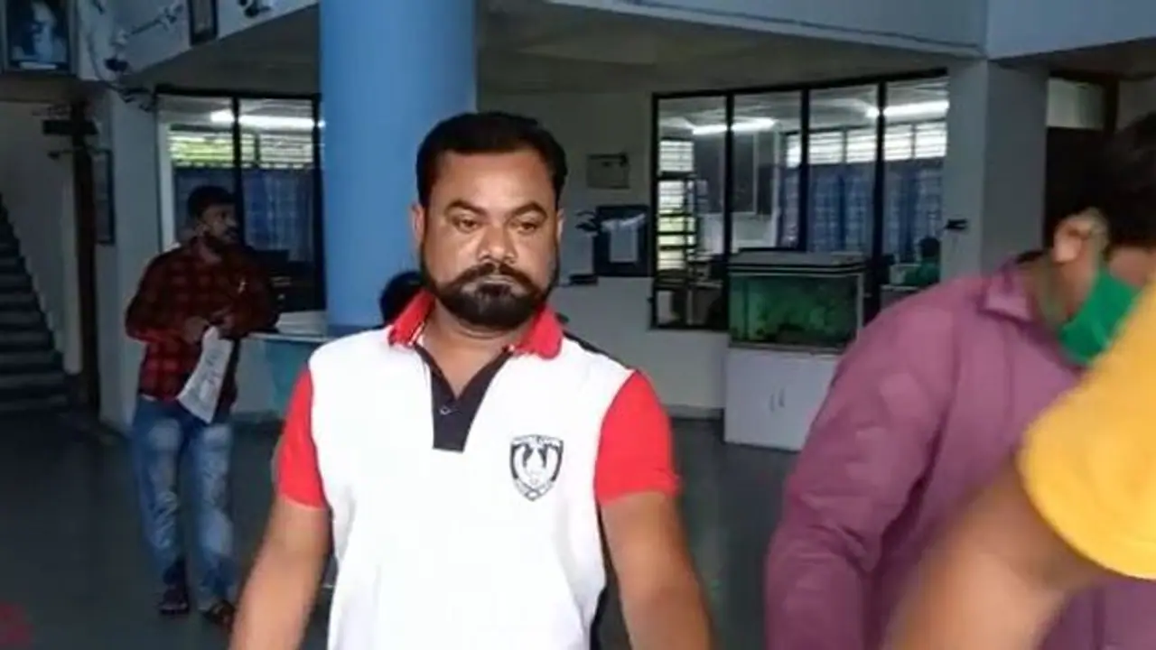 আন্তর্জাতিক মানবাধিকার কমিশনের চেয়ারম্যান পরিচয় দিয়ে প্রতারণা, নিউটাউনে গ্রেফতার ব্যক্তি আন্তর্জাতিক মানবাধিকার কমিশনের চেয়ারম্যান পরিচয় দিয়ে প্রতারণা, নিউটাউনে গ্রেফতার ব্যক্তি