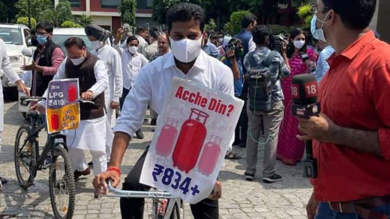 పెట్రోల్, డీజిల్ ధరల పెంపుపై విపక్షాల నిరసన: సైకిల్‌పై పార్లమెంట్‌కి రేవంత్ రెడ్డి
