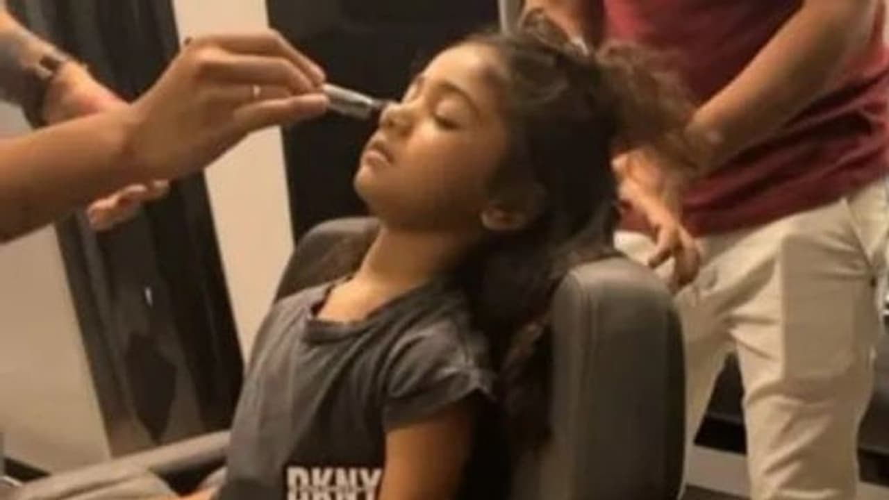 శాకుంతలం సెట్స్ లో అల్లు అర్హ.. వైరల్ వీడియో శాకుంతలం సెట్స్ లో అల్లు అర్హ.. వైరల్ వీడియో