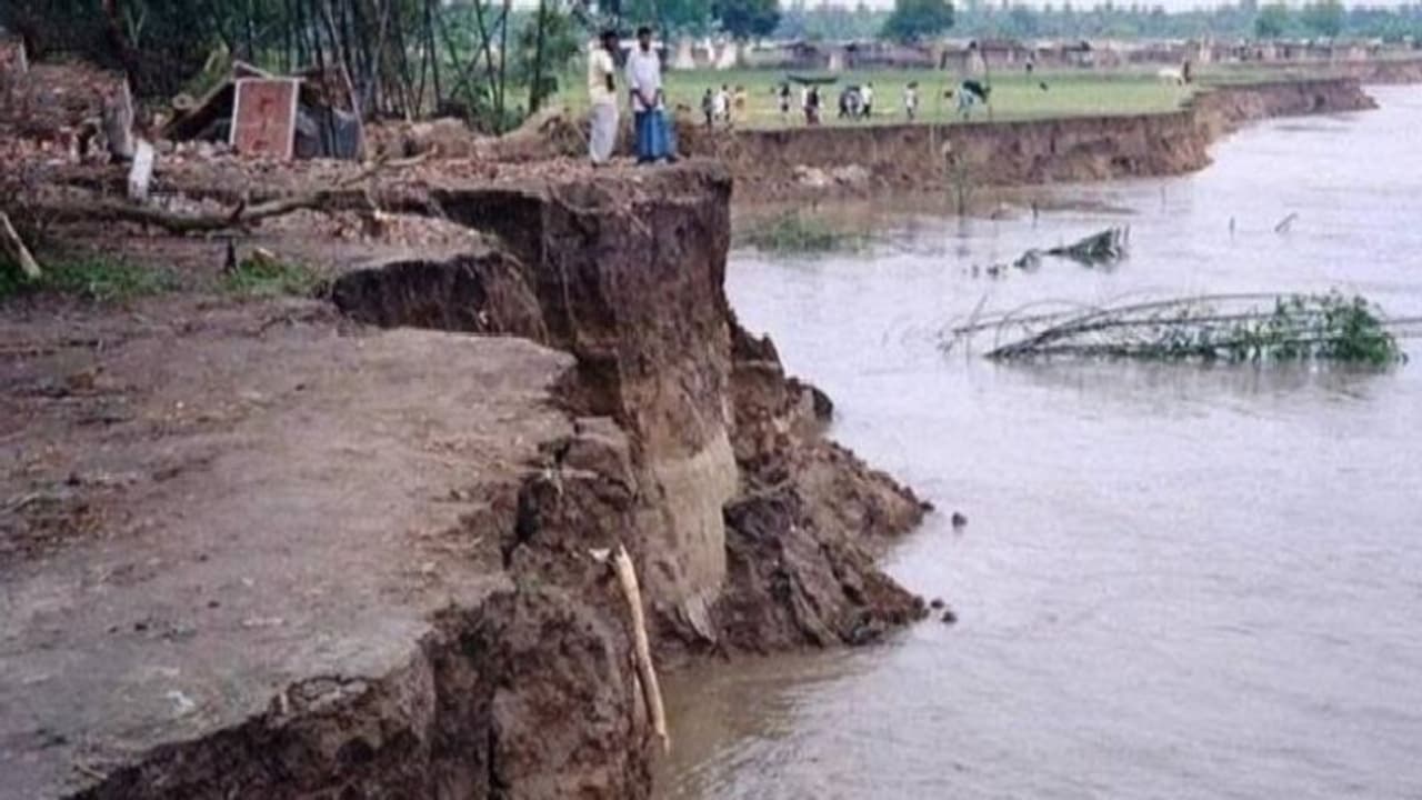 গঙ্গার বুকে তলিয়ে যাচ্ছে বিঘার পর বিঘা জমি, চোখের সামনে ভাঙছে বাড়ি বাগান গঙ্গার বুকে তলিয়ে যাচ্ছে বিঘার পর বিঘা জমি, চোখের সামনে ভাঙছে বাড়ি বাগান