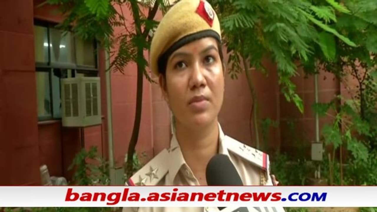 ফেসবুকে ধর্ষককে শারীরিক সম্পর্কের টোপ, নাম ঠিকানা ছাড়াই কীভাবে তাকে ধরলেন মহিলা এসআই ফেসবুকে ধর্ষককে শারীরিক সম্পর্কের টোপ, নাম ঠিকানা ছাড়াই কীভাবে তাকে ধরলেন মহিলা এসআই