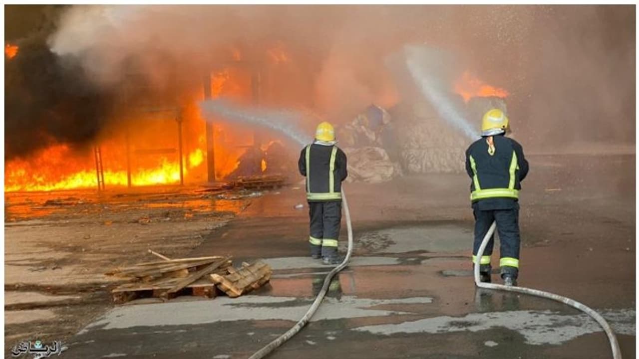 ভয়াবহ অগ্নিকাণ্ডে ভষ্মিভূত দক্ষিণ দিনাজপুরের ৬ দোকান, ঘটনাস্থলে দমকলের ২ ইঞ্জিন