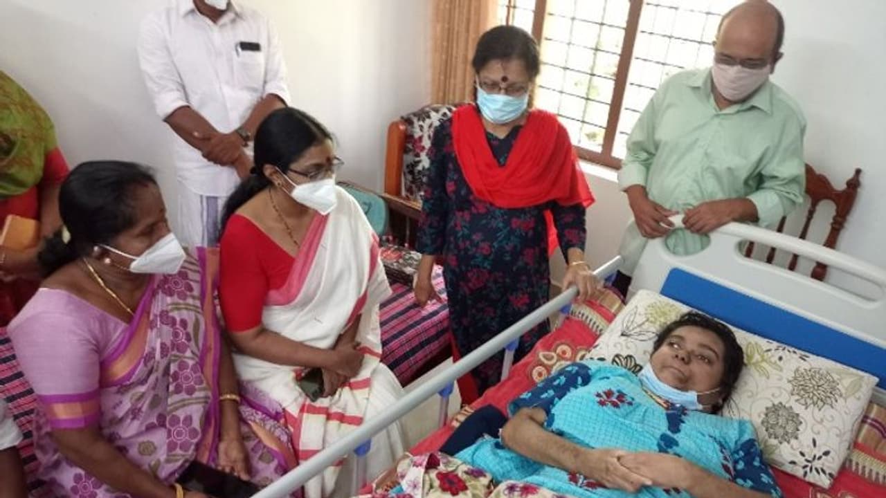 നിത്യവും ഫിസിയോതെറാപ്പി ചെയ്യുന്നതിനിടയിലും മനക്കരുത്തോടെ പഠനം പൂര്‍ത്തിയാക്കി ലക്ഷ്മി