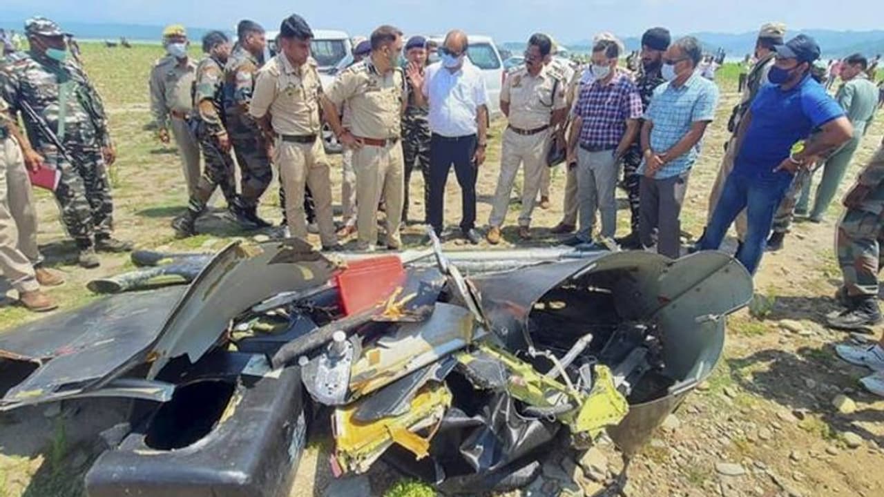 കരസേനയുടെ ഹെലികോപ്ടർ തകർന്നുവീണു; രണ്ട് പൈലറ്റുമാരെ കാണാതായി