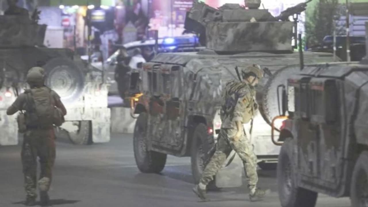 రక్షణ మంత్రి లక్ష్యంగా తాలిబన్ల దాడి: తప్పించుకొన్న మంత్రి, 8 మంది మృతి రక్షణ మంత్రి లక్ష్యంగా తాలిబన్ల దాడి: తప్పించుకొన్న మంత్రి, 8 మంది మృతి