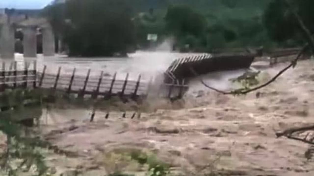 പ്രളയം: നിറഞ്ഞൊഴുകിയ ഡാം തുറന്നുവിട്ടു, പുഴയുടെ കുത്തൊഴുക്കിൽ മധ്യപ്രദേശിൽ പാലം ഒലിച്ചുപോയി പ്രളയം: നിറഞ്ഞൊഴുകിയ ഡാം തുറന്നുവിട്ടു, പുഴയുടെ കുത്തൊഴുക്കിൽ മധ്യപ്രദേശിൽ പാലം ഒലിച്ചുപോയി