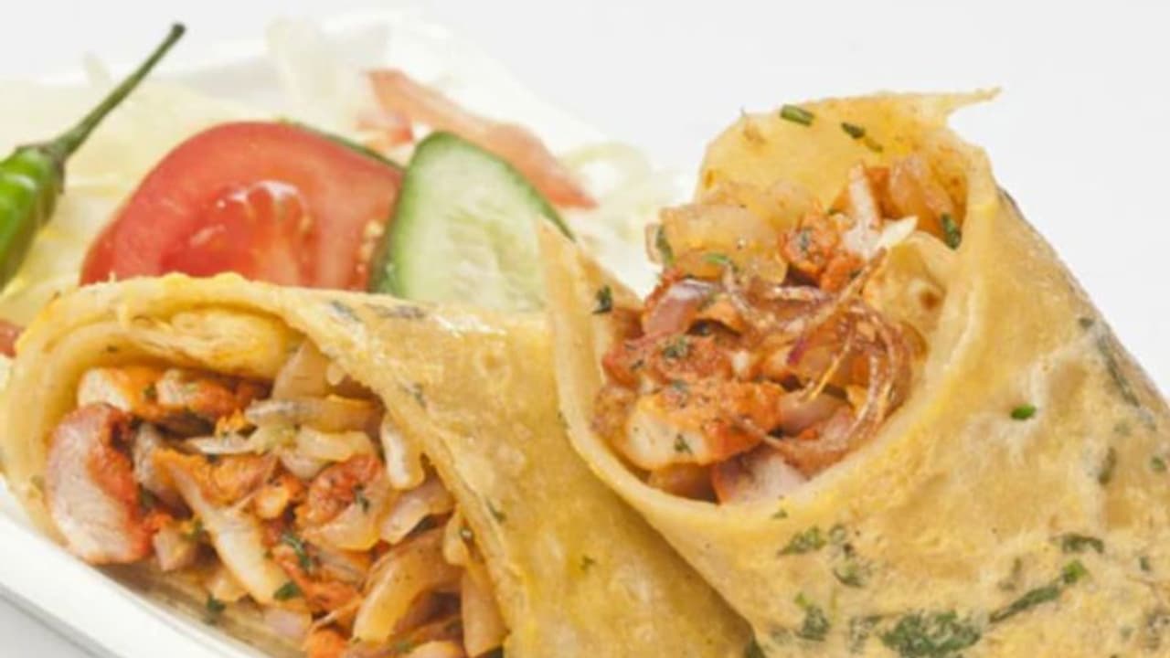 ഇത്രയും വലിയ ചിക്കൻ എഗ്ഗ് റോൾ കണ്ടിട്ടുണ്ടോ? വൈറലായി വീഡിയോ