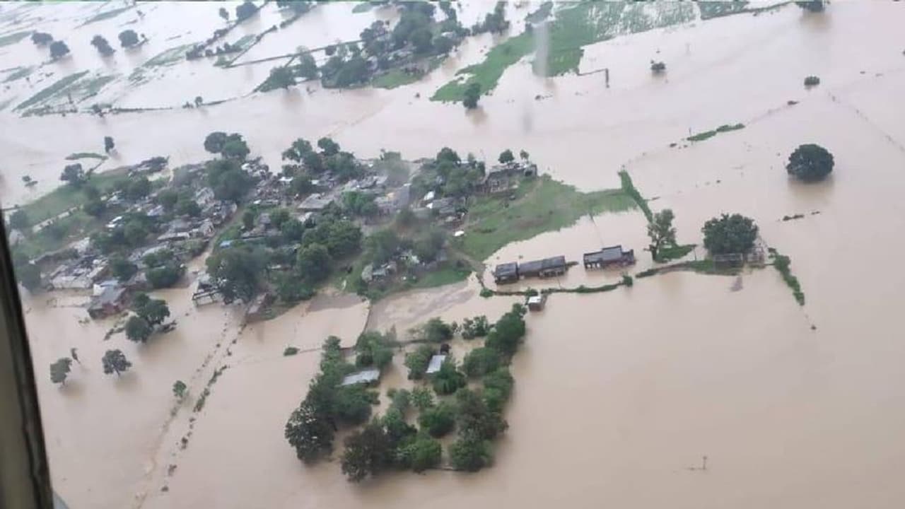 భారీ వర్షాల ఎఫెక్ట్: వేములవాడలో కుప్పకూలిన వంతెన భారీ వర్షాల ఎఫెక్ట్: వేములవాడలో కుప్పకూలిన వంతెన