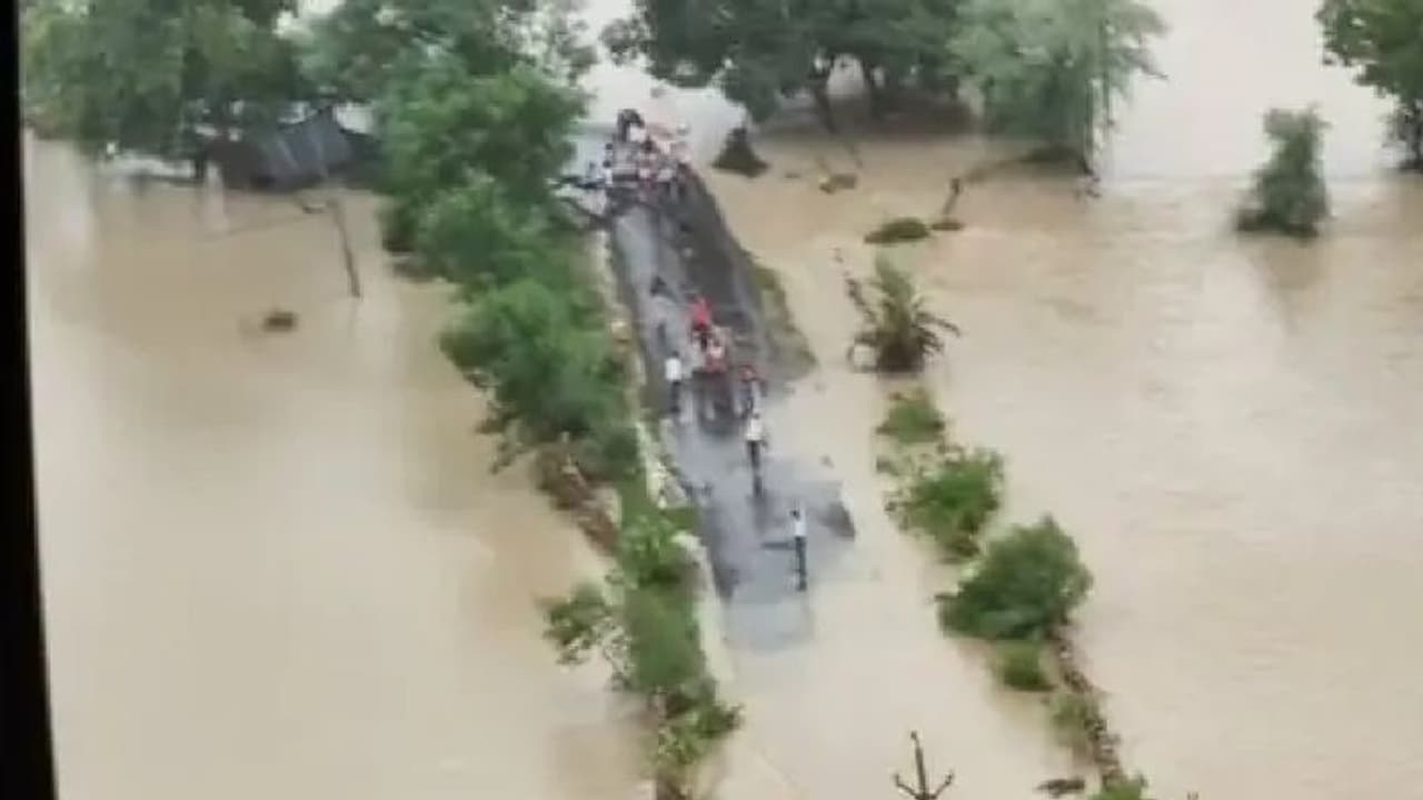 দড়ি ধরে ঝুলতে ঝুলতে কোনও রকমে হেলিকপ্টারে উঠলেন মন্ত্রী, জীবন বাজি রাখার ছবি ভাইরাল নেটদুনিয়ায় দড়ি ধরে ঝুলতে ঝুলতে কোনও রকমে হেলিকপ্টারে উঠলেন মন্ত্রী, জীবন বাজি রাখার ছবি ভাইরাল নেটদুনিয়ায়