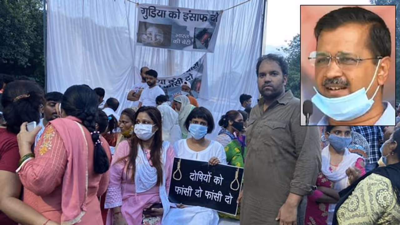 #JusticeForDelhiCanttGirl: पीड़ित फैमिली से मिलने पहुंचे केजरीवाल मंच पर फिसले, लोग बोले 'रोटियां सेंक आए' #JusticeForDelhiCanttGirl: पीड़ित फैमिली से मिलने पहुंचे केजरीवाल मंच पर फिसले, लोग बोले 'रोटियां सेंक आए'