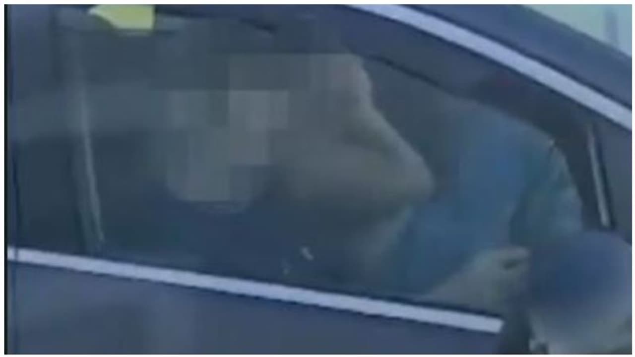 டிரைவருடன் கார் ஓட்டிக் கொண்டிருக்கும்போதே பின்னிப்பிணைந்து உல்லாசம்... நிர்வாணமாக வீடியோவில் சிக்கிய இளம்பெண் டிரைவருடன் கார் ஓட்டிக் கொண்டிருக்கும்போதே பின்னிப்பிணைந்து உல்லாசம்... நிர்வாணமாக வீடியோவில் சிக்கிய இளம்பெண்