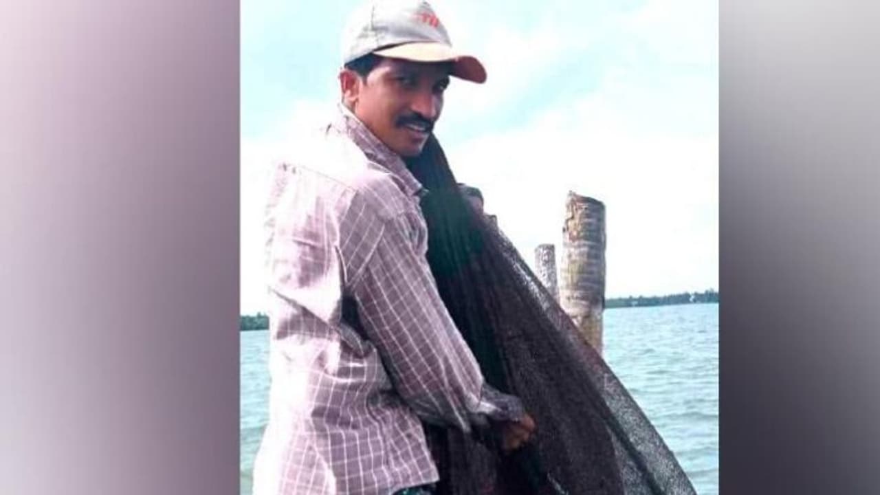 ഡോക്ടറേറ്റ് നേടിയിട്ടും ജ്യോതിഷിന് കുടുംബം പുലർത്താൻ വേമ്പനാട്ടുകായലിൽ മത്സ്യബന്ധനം നടത്തണം