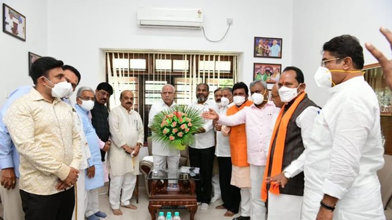 ಗೆದ್ದ ಬಿಎಸ್ವೈ, ಬೊಮ್ಮಾಯಿ ಸಂಪುಟಕ್ಕೆ 29 ಸಚಿವರ ಸೇರ್ಪಡೆ: ಇಲ್ಲಿದೆ ಮಂತ್ರಿಗಳ ಪಟ್ಟಿ! ಗೆದ್ದ ಬಿಎಸ್ವೈ, ಬೊಮ್ಮಾಯಿ ಸಂಪುಟಕ್ಕೆ 29 ಸಚಿವರ ಸೇರ್ಪಡೆ: ಇಲ್ಲಿದೆ ಮಂತ್ರಿಗಳ ಪಟ್ಟಿ!