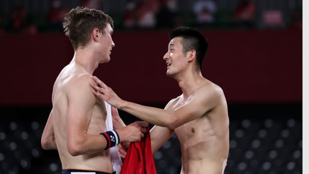Badminton gold medal winner Viktor Axelsen swaps shirt with opponent; ‘beautiful’ tradition started in 2016 Badminton gold medal winner Viktor Axelsen swaps shirt with opponent; ‘beautiful’ tradition started in 2016