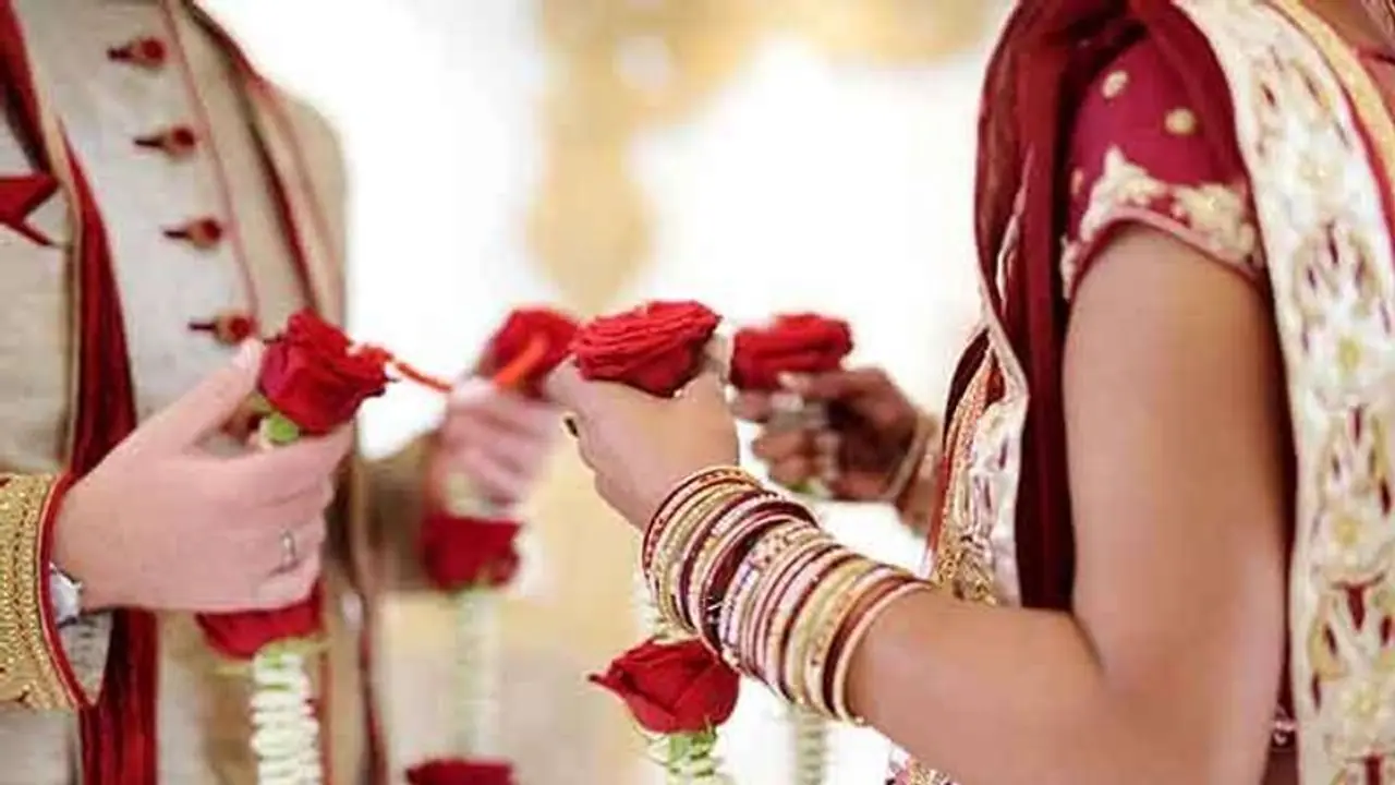 ఆర్యసమాజ్ లో ప్రేమపెళ్లి.. పోలీస్ స్టేషన్ కు వెళ్లిన తరువాత... ఆర్యసమాజ్ లో ప్రేమపెళ్లి.. పోలీస్ స్టేషన్ కు వెళ్లిన తరువాత...