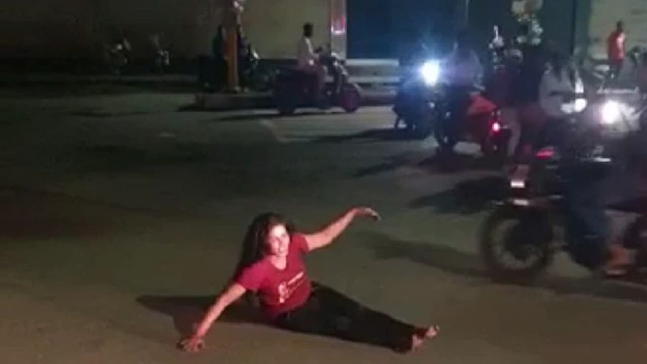 মদের নেশায় চুর হয়ে রাস্তায় শুয়ে যুবতী, দেখুন ভাইরাল ভিডিও মদের নেশায় চুর হয়ে রাস্তায় শুয়ে যুবতী, দেখুন ভাইরাল ভিডিও