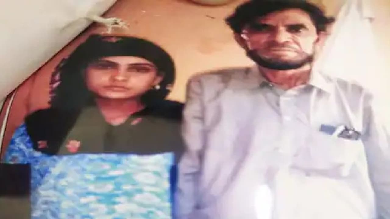 गजब प्रेम कहानी: 67 साल के बुजुर्ग ने 19 साल की लड़की से की लव मैरिज, अब दोनों पहुंचे कोर्ट गजब प्रेम कहानी: 67 साल के बुजुर्ग ने 19 साल की लड़की से की लव मैरिज, अब दोनों पहुंचे कोर्ट