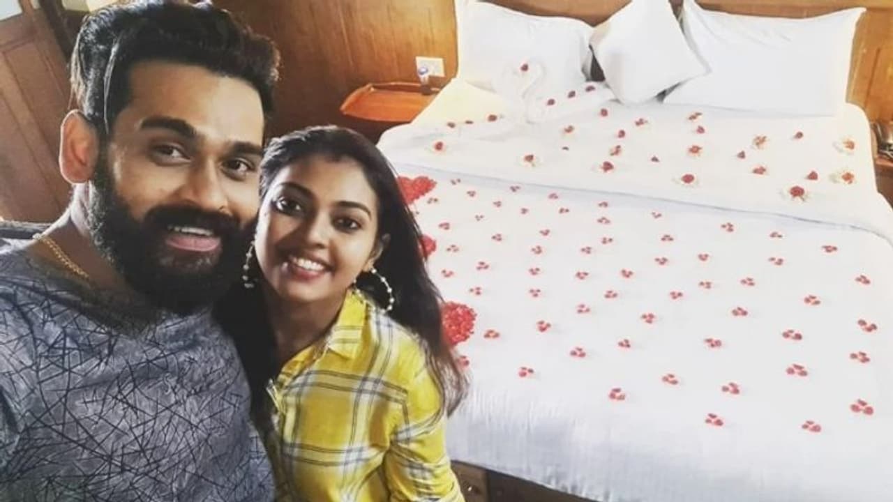 'വിവാഹ ശേഷമുള്ള ആദ്യ യാത്ര'; വീഡിയോ പങ്കുവച്ച് മൃദ്വ 'വിവാഹ ശേഷമുള്ള ആദ്യ യാത്ര'; വീഡിയോ പങ്കുവച്ച് മൃദ്വ