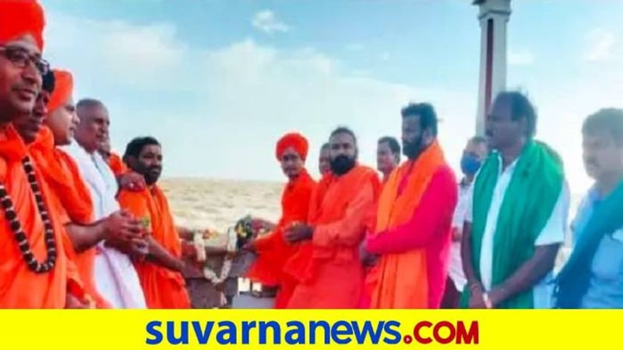 ಹೊಸಪೇಟೆ: ತುಂಗಭದ್ರೆಗೆ ಮಠಾಧೀಶರಿಂದ ಬಾಗಿನ ಅರ್ಪಣೆ ಹೊಸಪೇಟೆ: ತುಂಗಭದ್ರೆಗೆ ಮಠಾಧೀಶರಿಂದ ಬಾಗಿನ ಅರ್ಪಣೆ