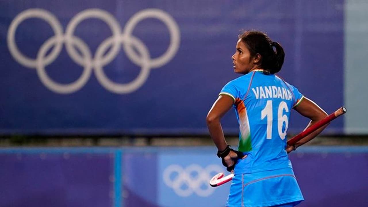 വനിത ഹോക്കിയിലെ സെമി തോല്‍വി; താരത്തിന്‍റെ കുടുംബത്തിനെതിരെ ജാതി അധിക്ഷേപം