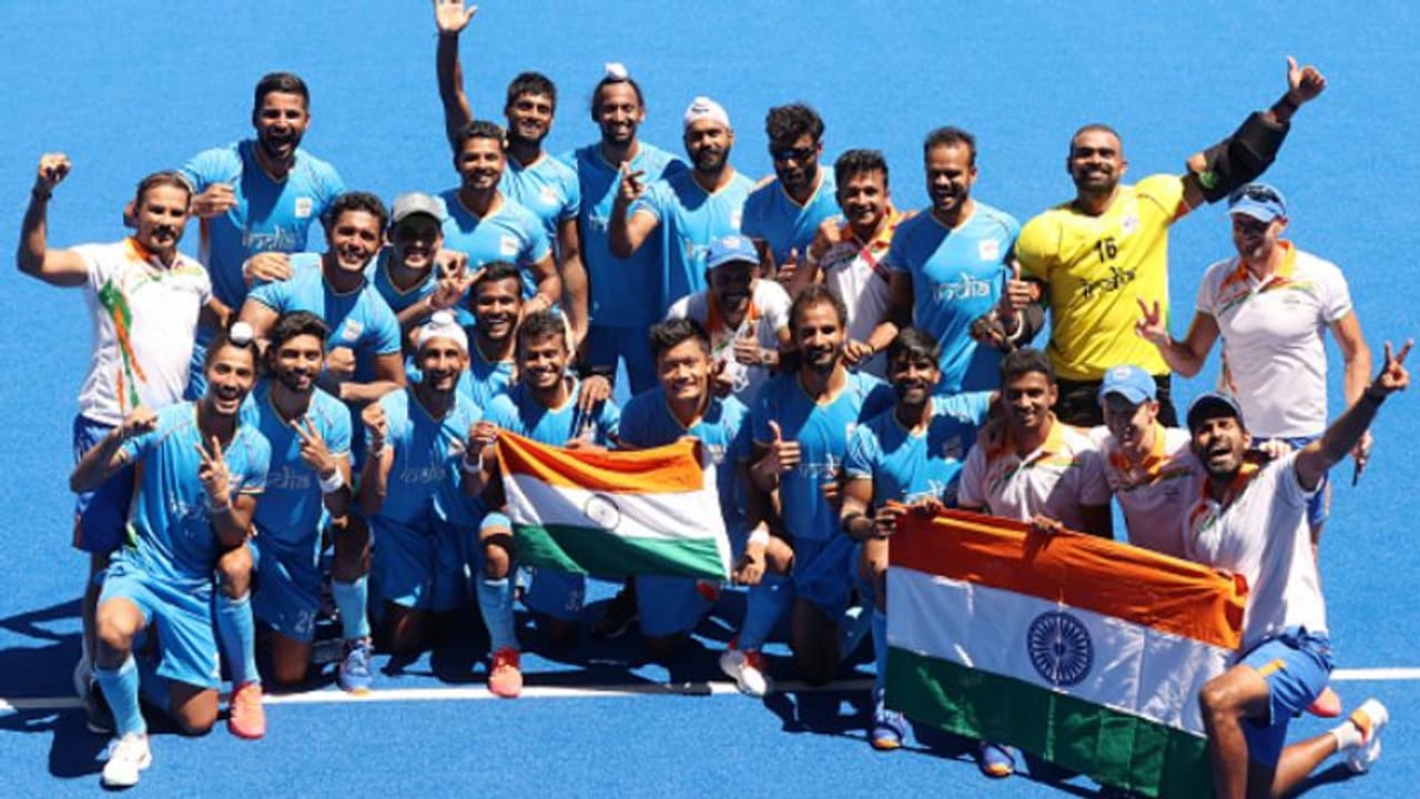 പുരുഷ വനിതാ ഹോക്കി ടീമുകള് ഇന്ത്യയിലെത്തി, വീരോചിത വരവേല്പ്പ് പുരുഷ വനിതാ ഹോക്കി ടീമുകള് ഇന്ത്യയിലെത്തി, വീരോചിത വരവേല്പ്പ്