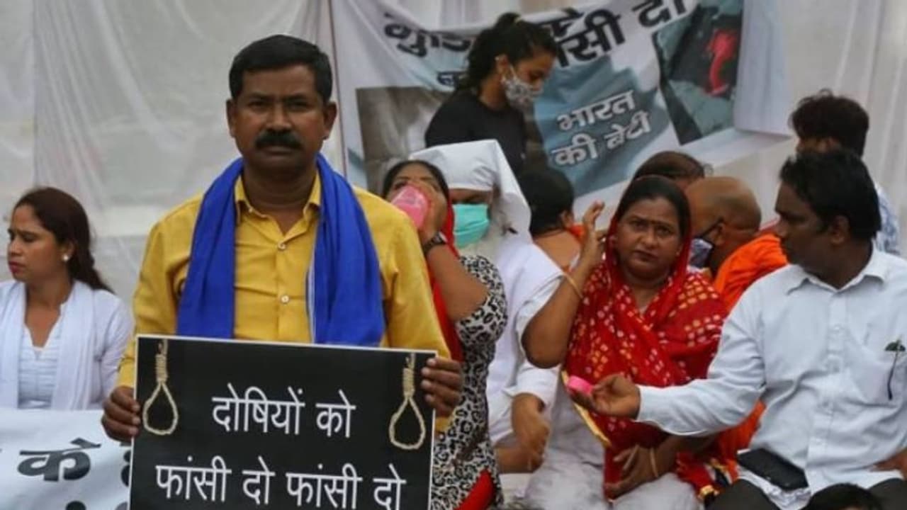 ദില്ലിയിൽ ഒൻപതുകാരിയുടെ വധം: പ്രതിഷേധക്കാരുടെ പന്തലിന്റെ ഒരു ഭാഗം പൊളിച്ചു, സമരം തുടരുന്നു