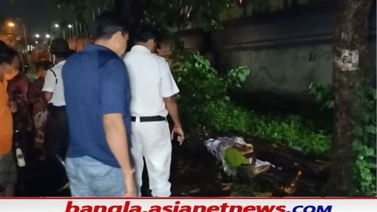 Sinthi: চরম অমানবিক, প্রবল বৃ্ষ্টিতে প্লাস্টিকে মুড়িয়ে মাকে ফেলে যায় মেয়ে, মৃত্যু বৃদ্ধার Sinthi: চরম অমানবিক, প্রবল বৃ্ষ্টিতে প্লাস্টিকে মুড়িয়ে মাকে ফেলে যায় মেয়ে, মৃত্যু বৃদ্ধার