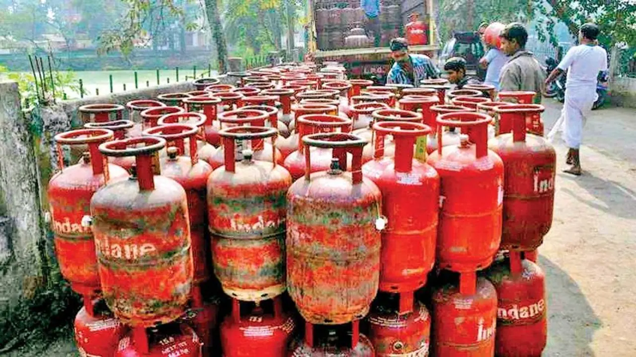 LPG cylinder price gets dearer by Rs 25, check hiked rates in different cities LPG cylinder price gets dearer by Rs 25, check hiked rates in different cities