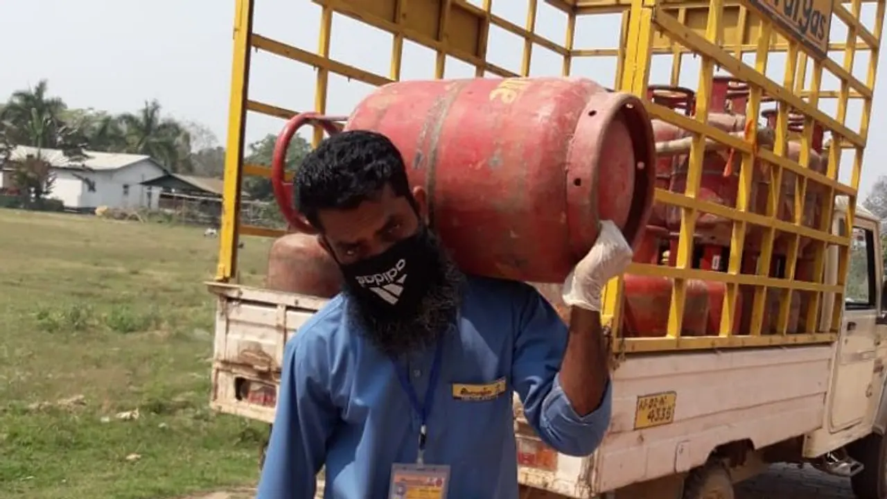 LPG Weight Reduce রান্নার গ্য়াসের অতিরিক্ত ওজনে সমস্যায় মহিলারা,সমস্যা সমাধানে কেন্দ্রীয় সরকারের নয়া উদ্যোগ