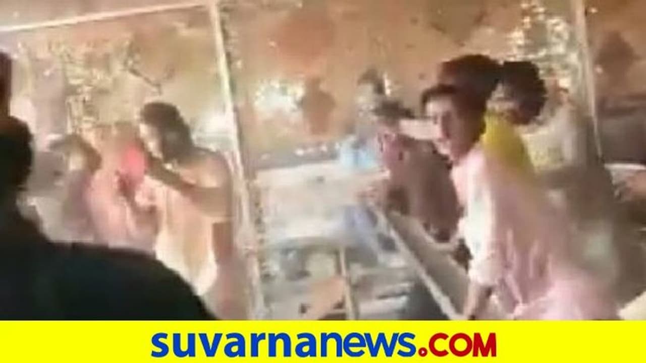 ಪಾಕ್ ಹಿಂದೂ ದೇಗುಲ ಧ್ವಂಸ: 50 ಜನ ಅರೆಸ್ಟ್, 150 ಮಂದಿ ಮೇಲೆ ಕೇಸ್ ಪಾಕ್ ಹಿಂದೂ ದೇಗುಲ ಧ್ವಂಸ: 50 ಜನ ಅರೆಸ್ಟ್, 150 ಮಂದಿ ಮೇಲೆ ಕೇಸ್