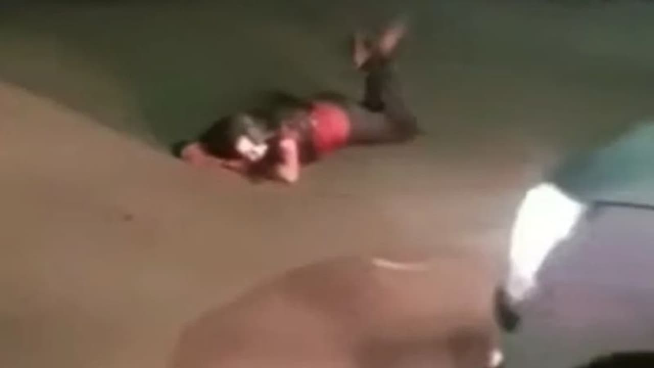 कभी बीच रोड लेट गई तो कभी गाड़ियों को दिया धक्का, नशे में धुत महिला का ड्रामा देख भड़के ट्विटर यूजर्स कभी बीच रोड लेट गई तो कभी गाड़ियों को दिया धक्का, नशे में धुत महिला का ड्रामा देख भड़के ट्विटर यूजर्स