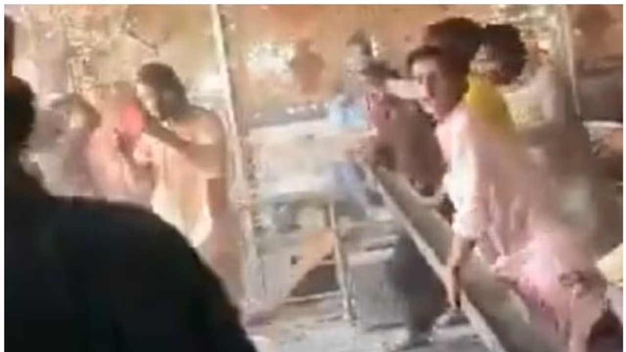 പാകിസ്ഥാനില് ഹിന്ദുക്ഷേത്രത്തിനെതിരെ ആള്ക്കൂട്ട ആക്രമണം; വിഗ്രഹങ്ങള് അടക്കം കേടുപാട് വരുത്തി പാകിസ്ഥാനില് ഹിന്ദുക്ഷേത്രത്തിനെതിരെ ആള്ക്കൂട്ട ആക്രമണം; വിഗ്രഹങ്ങള് അടക്കം കേടുപാട് വരുത്തി