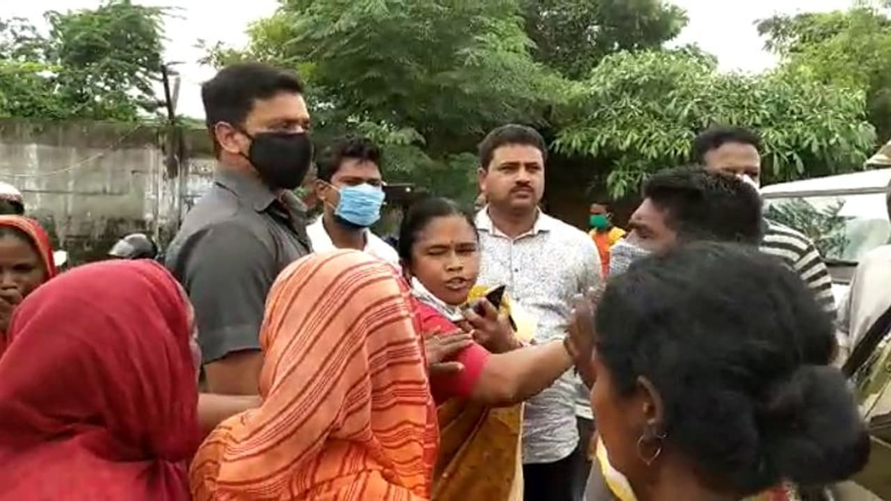 জমা জল পরিদর্শনে গিয়ে নাকাল বিজেপি বিধায়ক, ধাক্কা দিয়ে সরিয়ে দেওয়া হল তাপসী মন্ডলকে