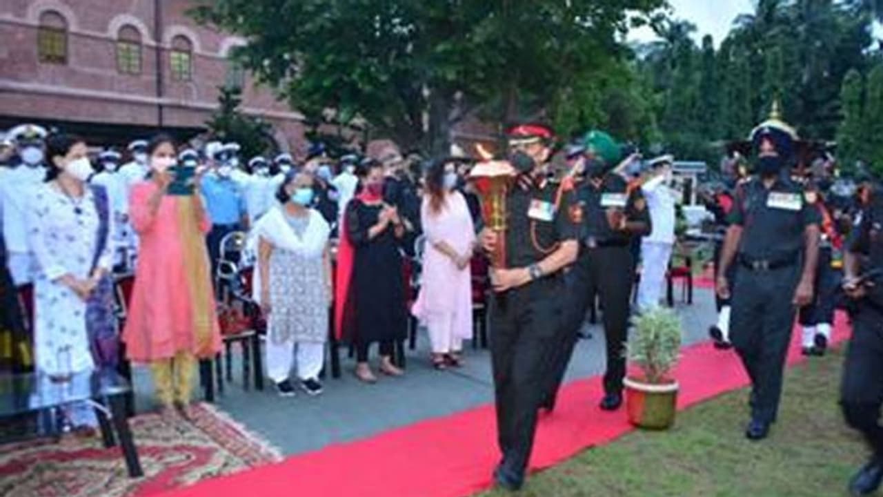 1971 के युद्ध में भारत की जीत की 50वीं वर्षगांठ पर 'काला पानी' जेल में लाई गई विजय ज्योति 1971 के युद्ध में भारत की जीत की 50वीं वर्षगांठ पर 'काला पानी' जेल में लाई गई विजय ज्योति