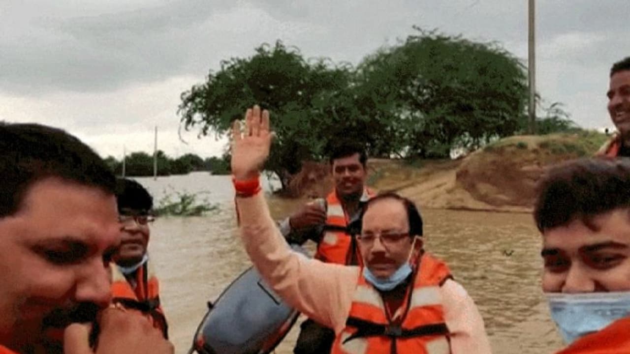 MP में बारिश से तबाही के बीच सामने आई अफसरों की शर्मनाक तस्वीर, हजारों बेघर और वह बोट में कर रहे मस्ती MP में बारिश से तबाही के बीच सामने आई अफसरों की शर्मनाक तस्वीर, हजारों बेघर और वह बोट में कर रहे मस्ती