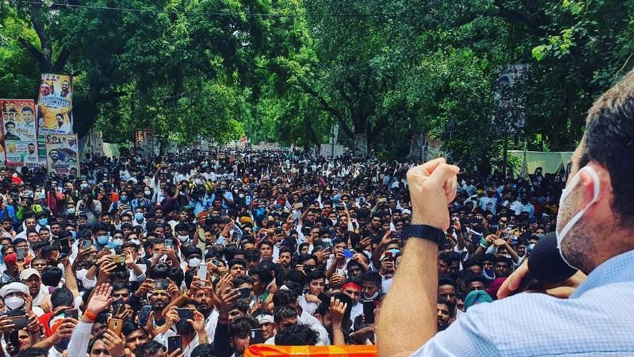 कोविड प्रोटोकॉल की धज्जियां उड़ाने पर ट्रोल हुए राहुल गांधी, यूजर्स ने कहा कहां गए आवाज उठाने वाले कोविड प्रोटोकॉल की धज्जियां उड़ाने पर ट्रोल हुए राहुल गांधी, यूजर्स ने कहा कहां गए आवाज उठाने वाले